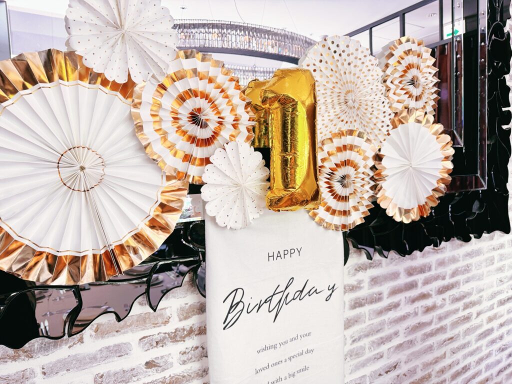 個室内の飾りつけの写真です。