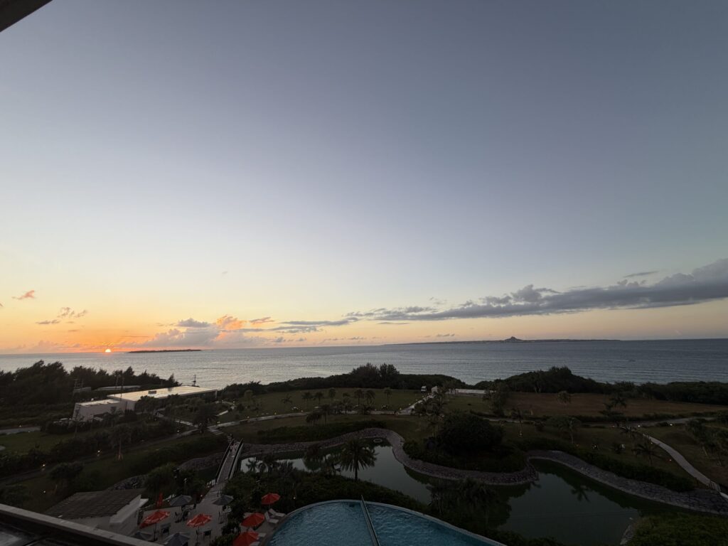 ホテルの部屋から見たサンセットの写真です。