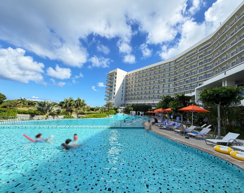 ヒルトン沖縄瀬底リゾートのプールです。