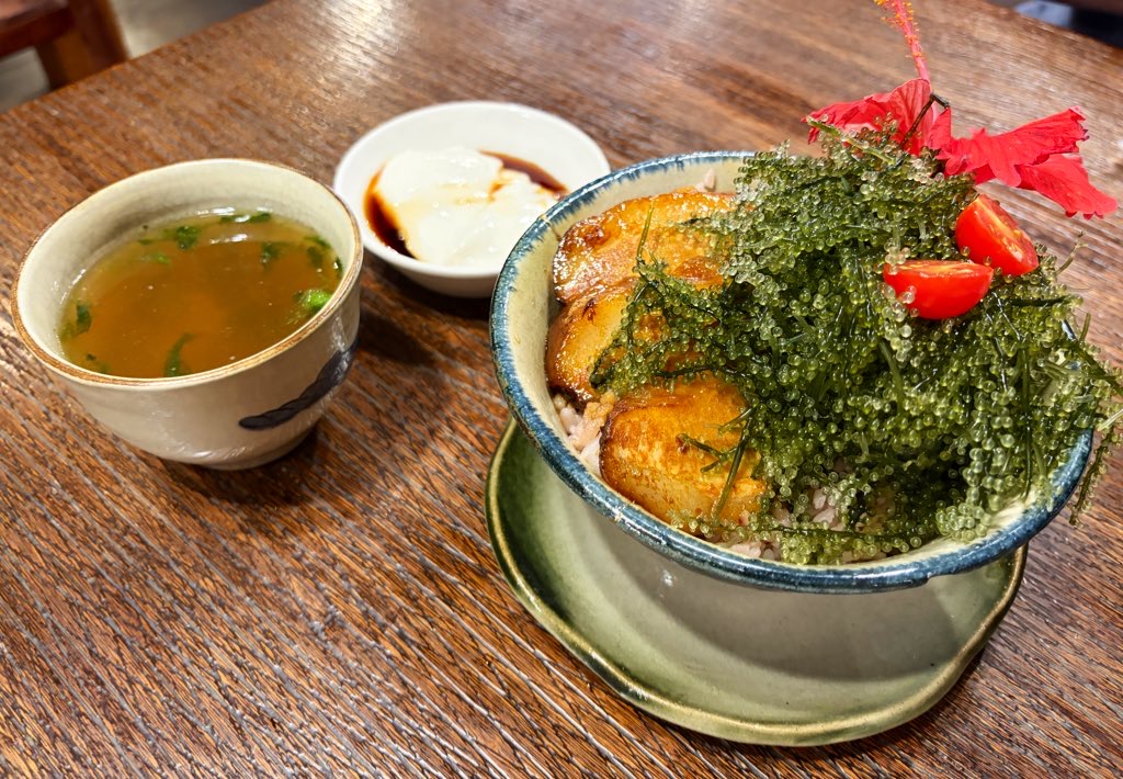 海ぶどうとアグー豚の丼仕立ての写真です。