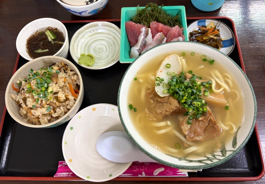 沖縄そばとジューシーのセットの写真です。