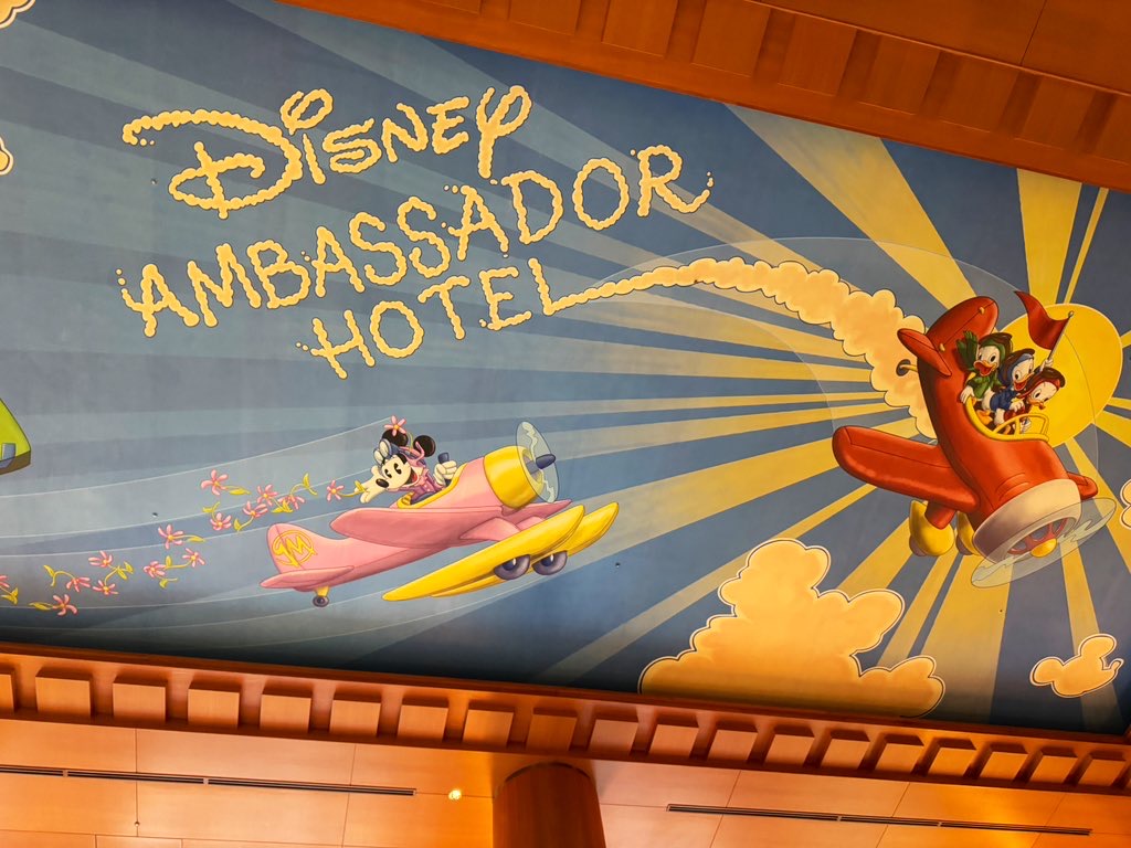 アンバサダーホテルの天井です。