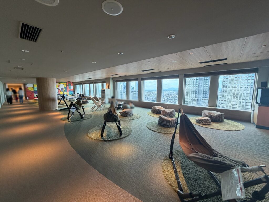 IBASHOの靴を脱いで過ごすスペースです。