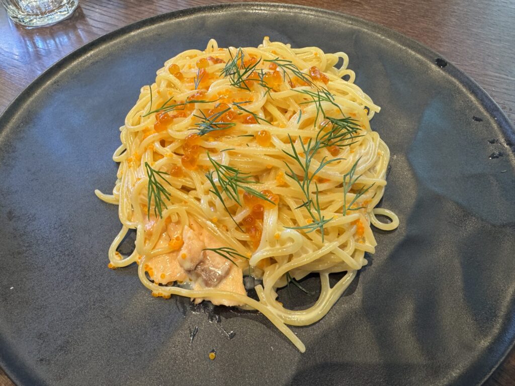 サーモンといくらのパスタの写真です。