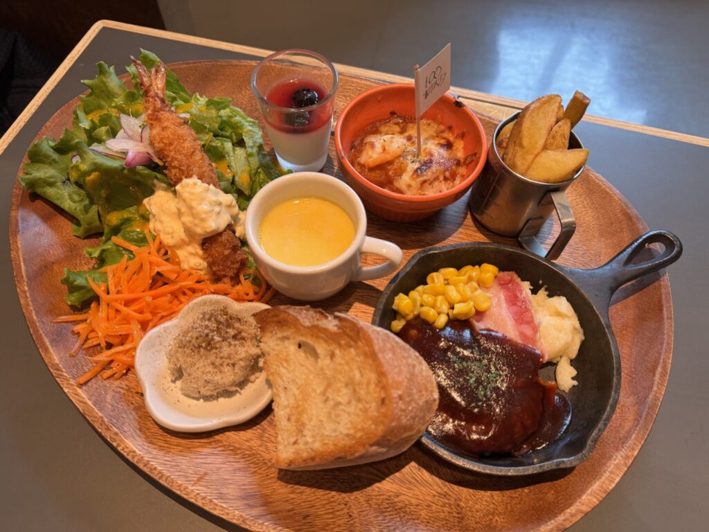 100本のスプーンの大人のお子様ランチです。