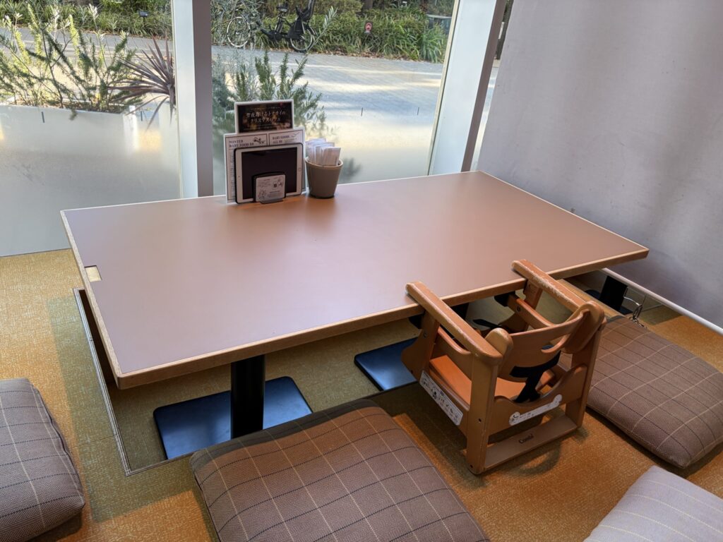 100本のスプーン小上がり席の写真です。