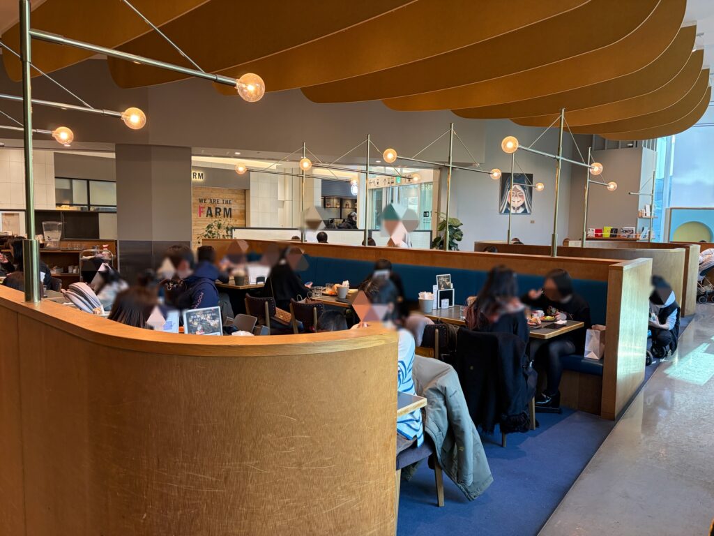 100本のスプーン豊洲の店内です。