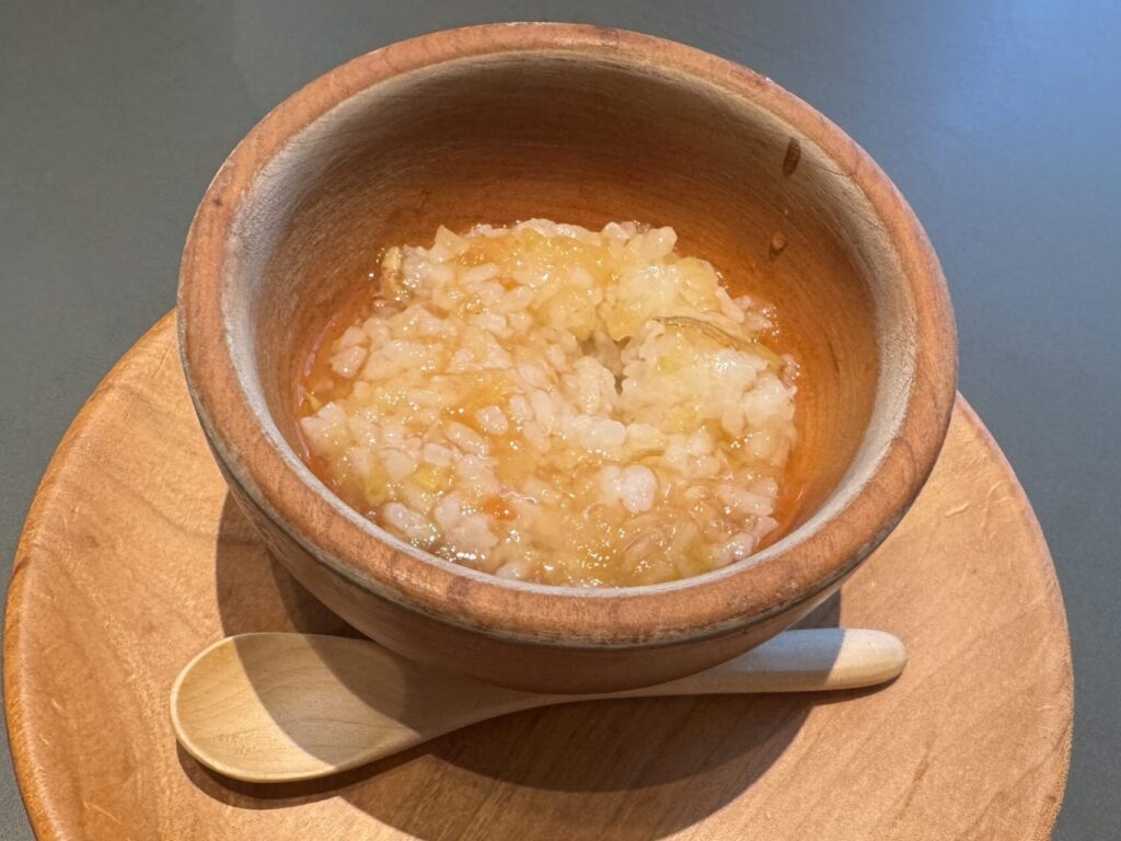 100本のスプーンで提供されている離乳食の写真です。