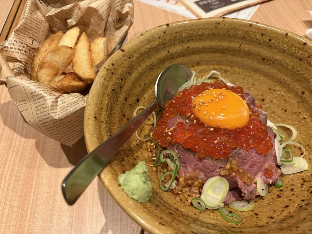 ローストビーフ丼の写真です。