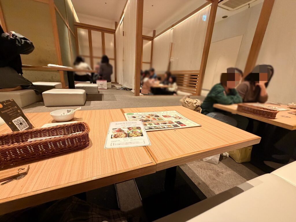 オープン掘りごたつ席の写真です。