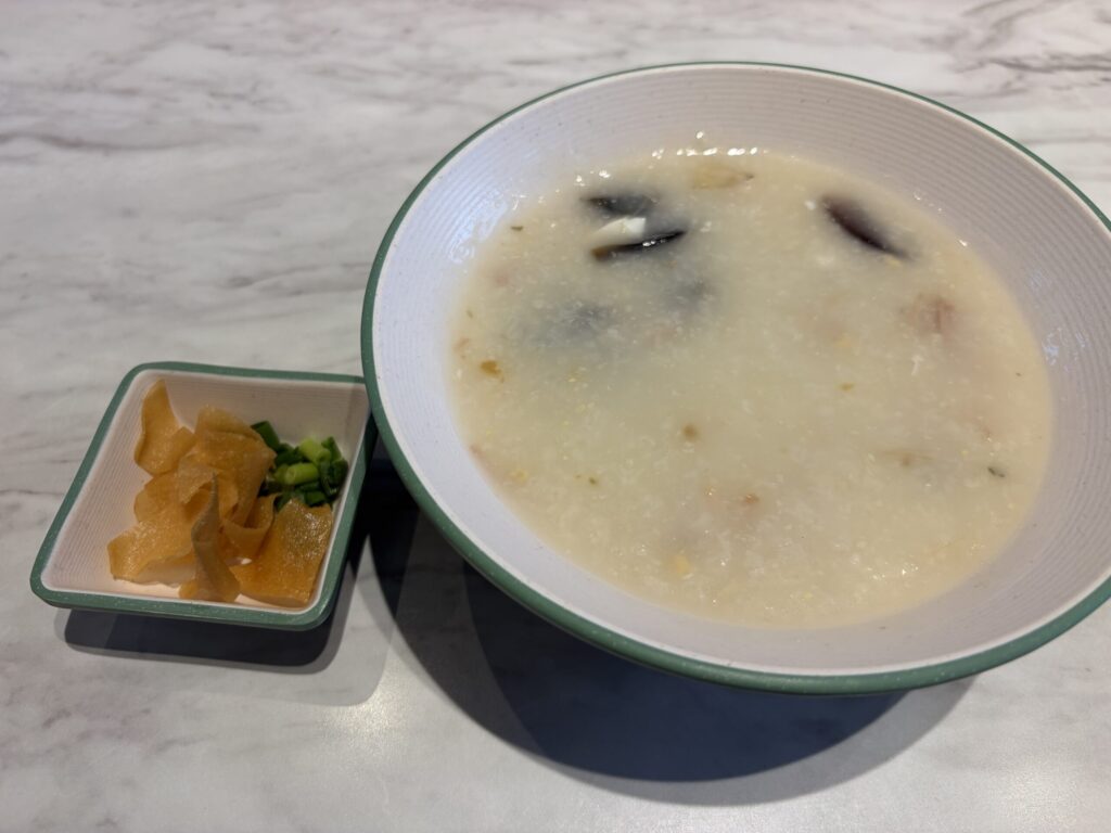 ティム・ホー・ワンの塩豚のお粥　ピータンと塩卵入りです。