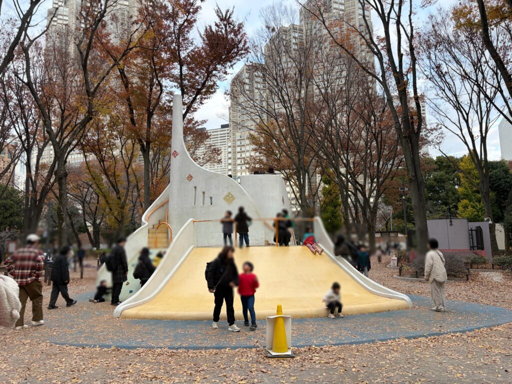 ちびっこ広場の滑り台です。