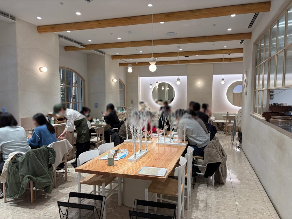 よつ葉ミルクプレイスの店内です。