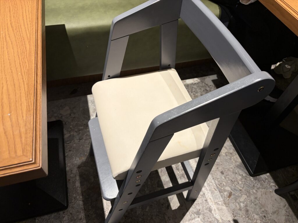 TOOTH TOOTHのキッズチェアです。