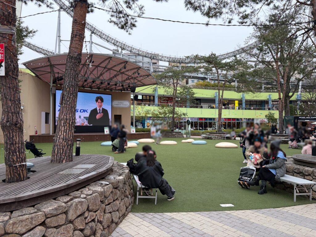 ラクーアの芝生広場です。