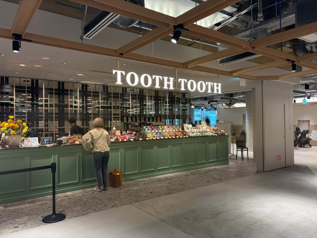 TOOTH TOOTHの物販エリアです。