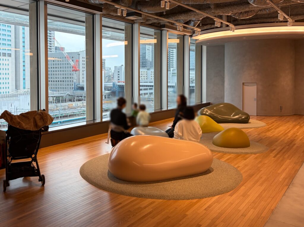 電車が見える遊び場です。