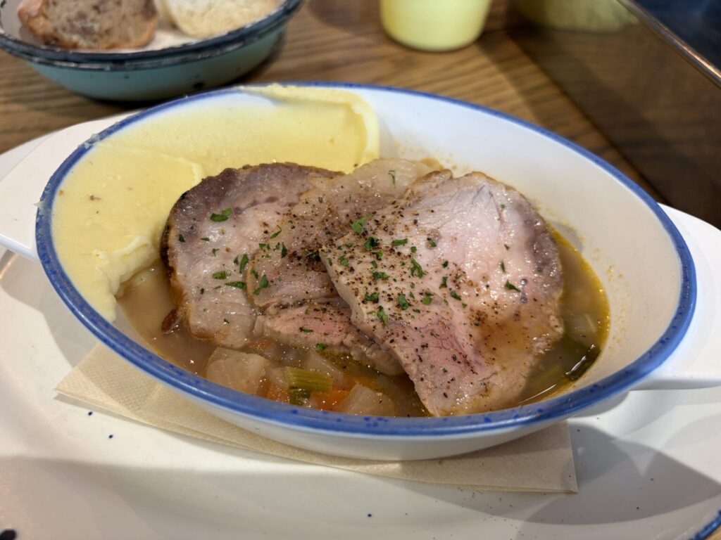 平日限定ランチプレートのメインです。