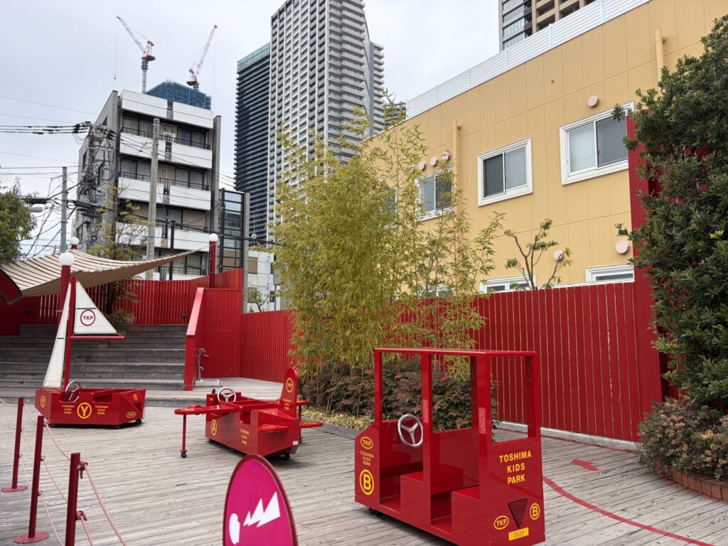 乗り物モチーフの遊具です。