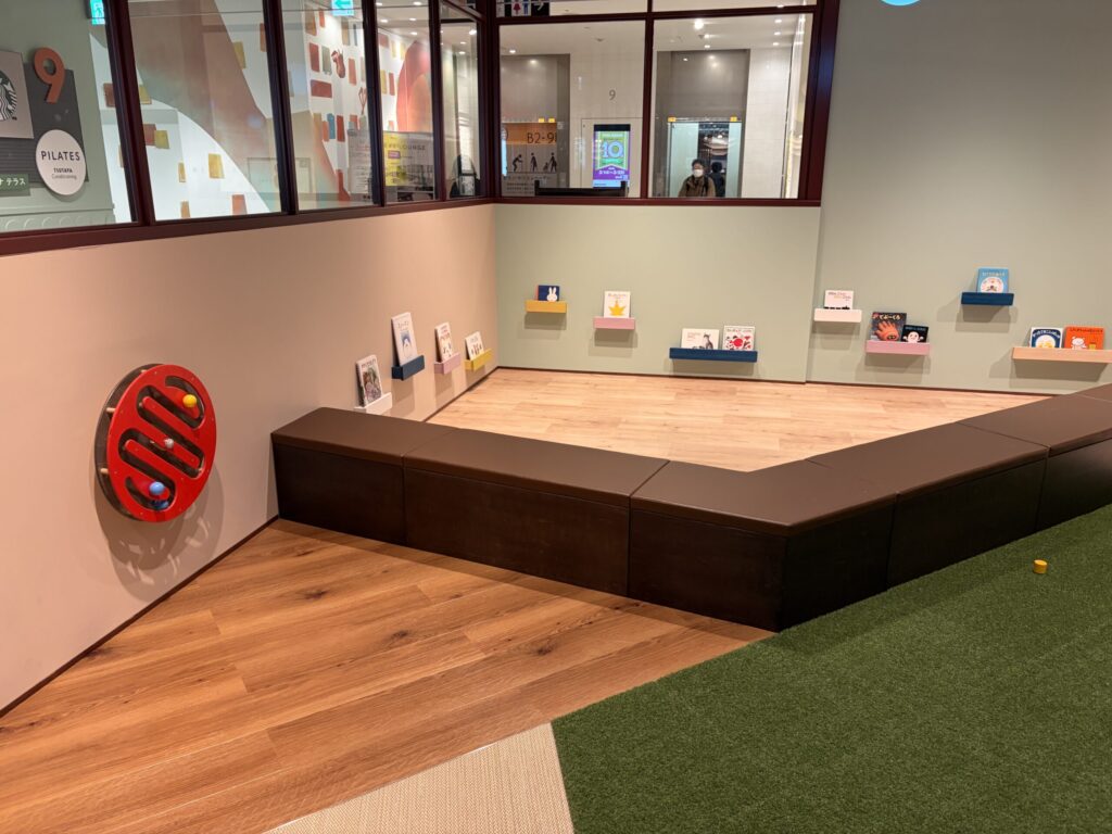 キッズスペースの絵本ブースです。