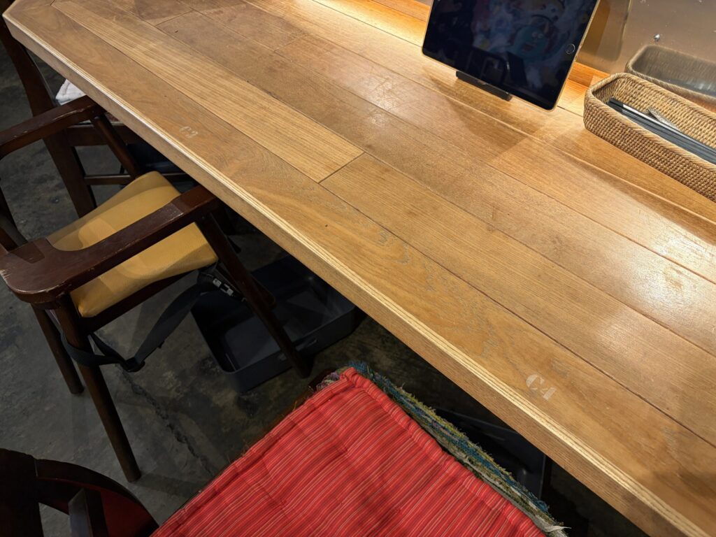 アムリタ食堂のキッズチェアです。