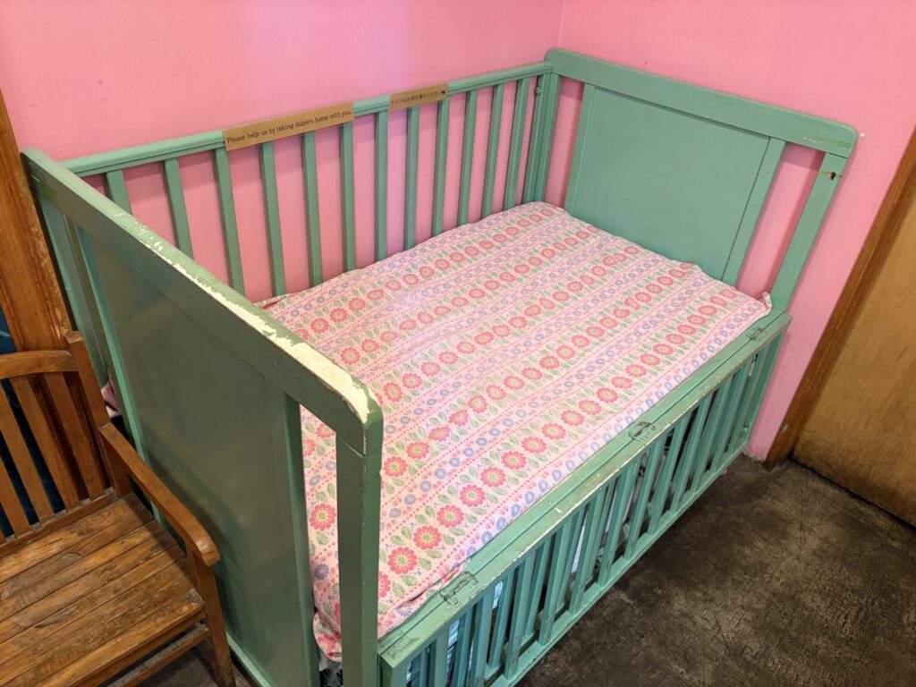 アムリタ食堂のおむつ替えスペースです。