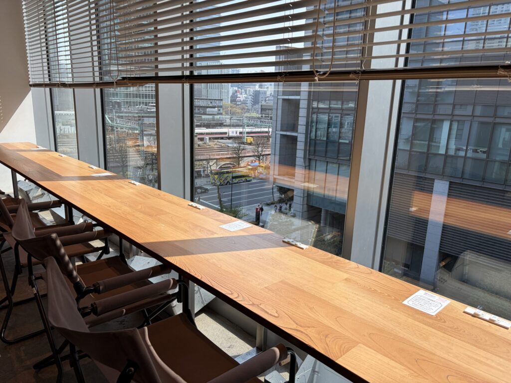 電車が見える席です。