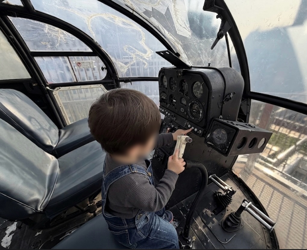 屋外のヘリコプター展示です。