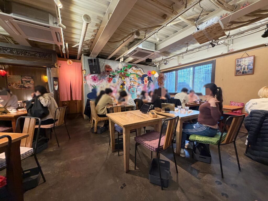 アムリタ食堂の店内写真です。