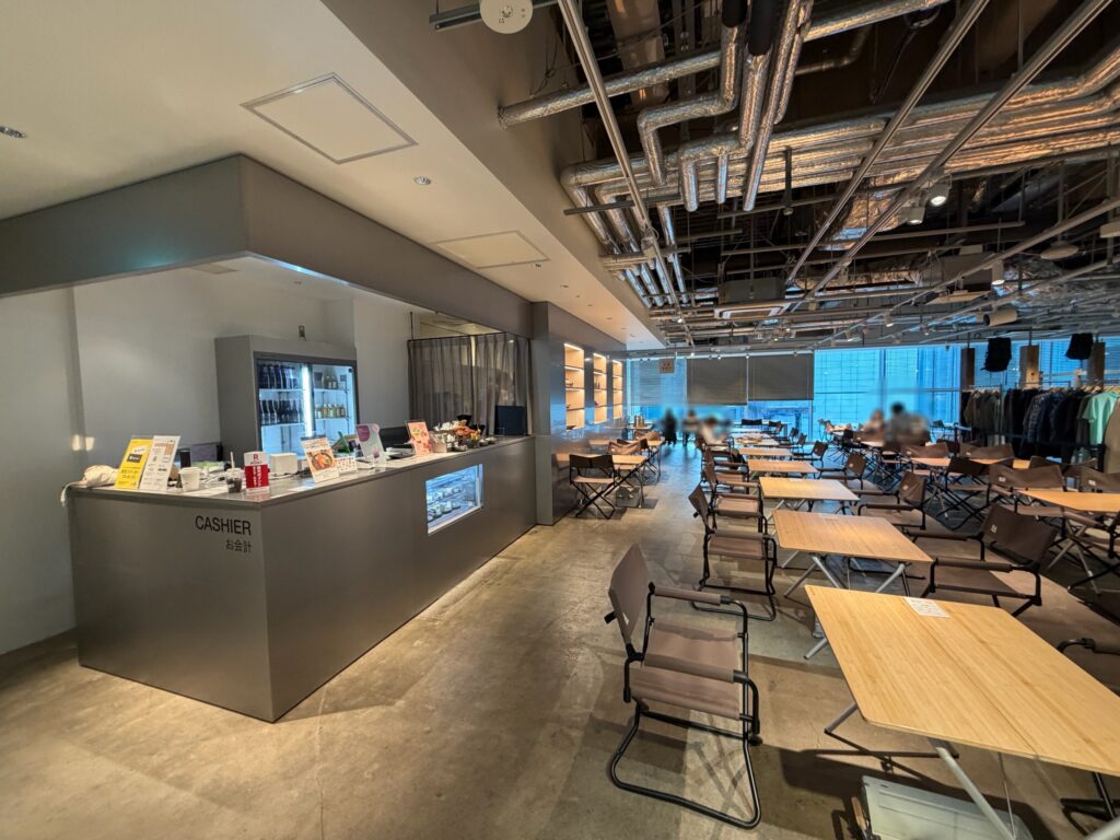 スノーピークカフェ店内の写真です。