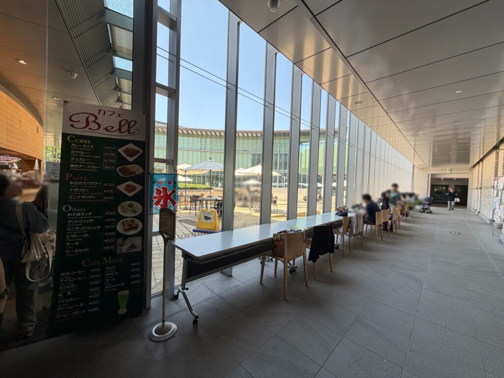 Cafe Bell店外の飲食スペースです。