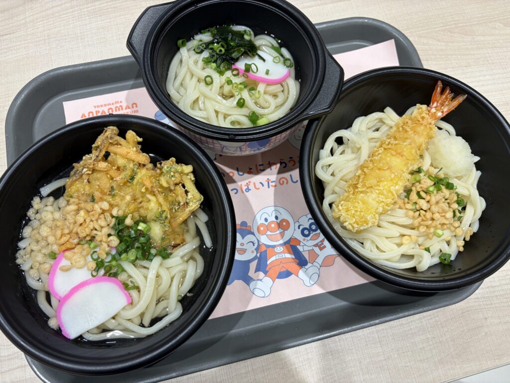 フードコートのうどんの写真です。