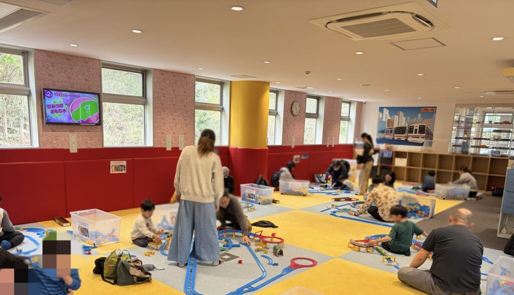 プラレールで遊ぼうの写真です。
