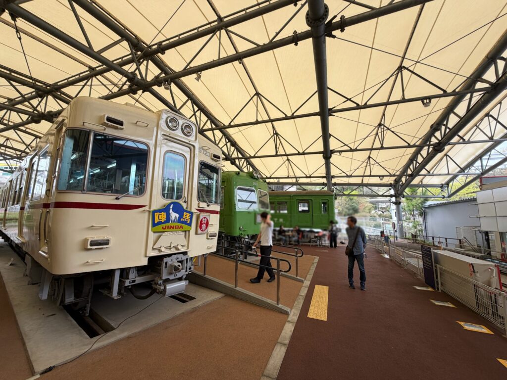 往年の車両5台展示の写真です。
