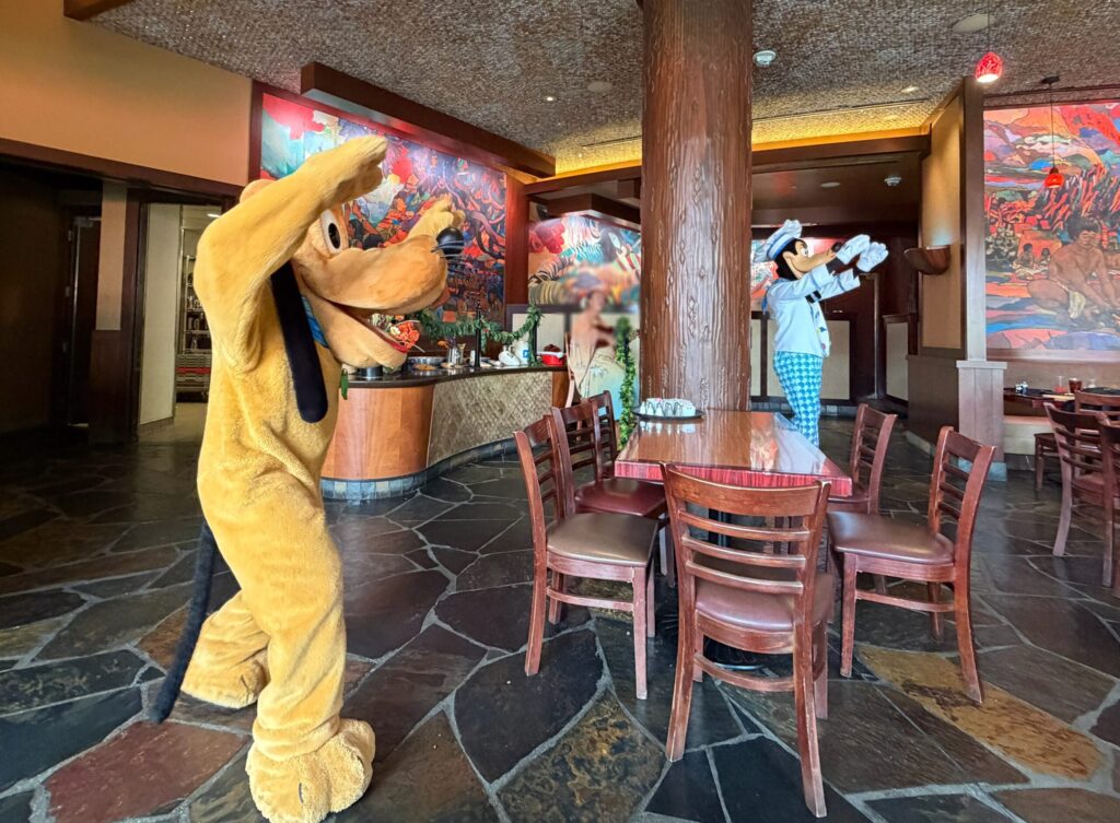 マカヒキでプルートとグーフィーが踊っている写真です。
