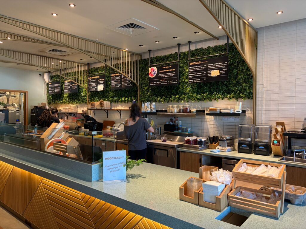 Farm To Barn Cafe & Juicery の店内です。