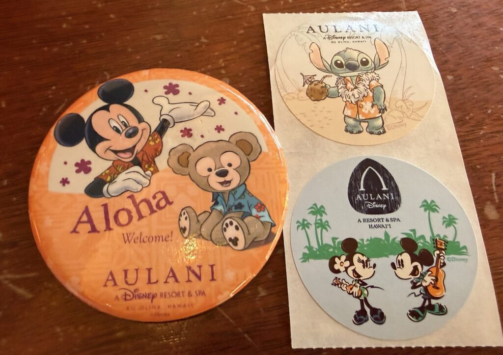 アウラニのバッジとシールです。