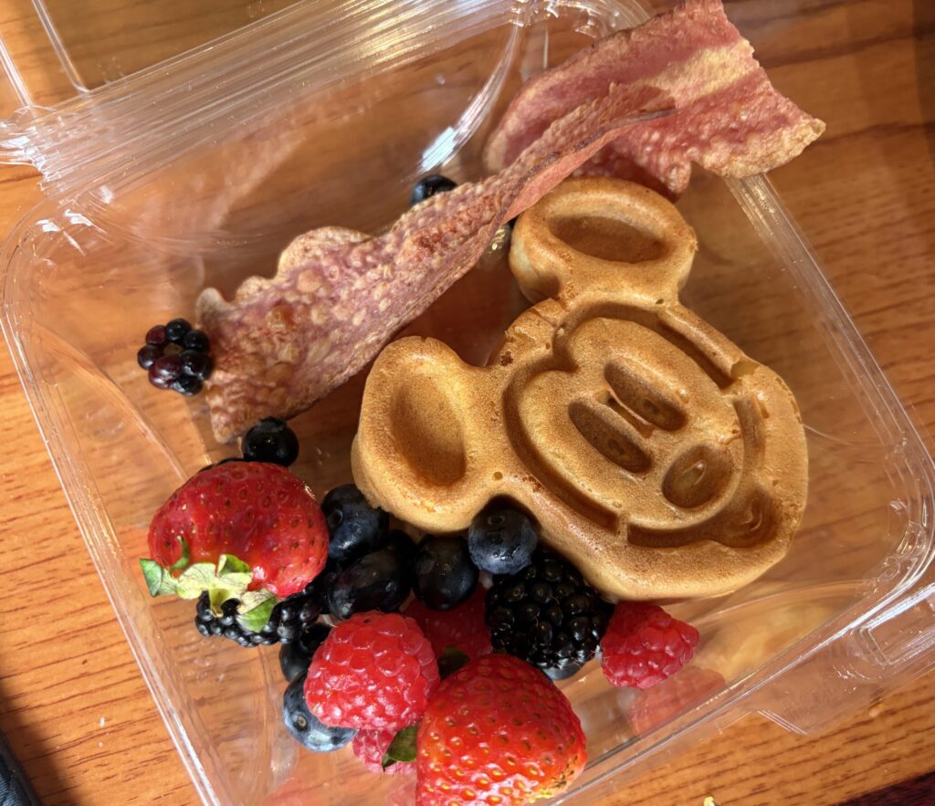 マカヒキでパック詰めして部屋に持ち帰った食事です。