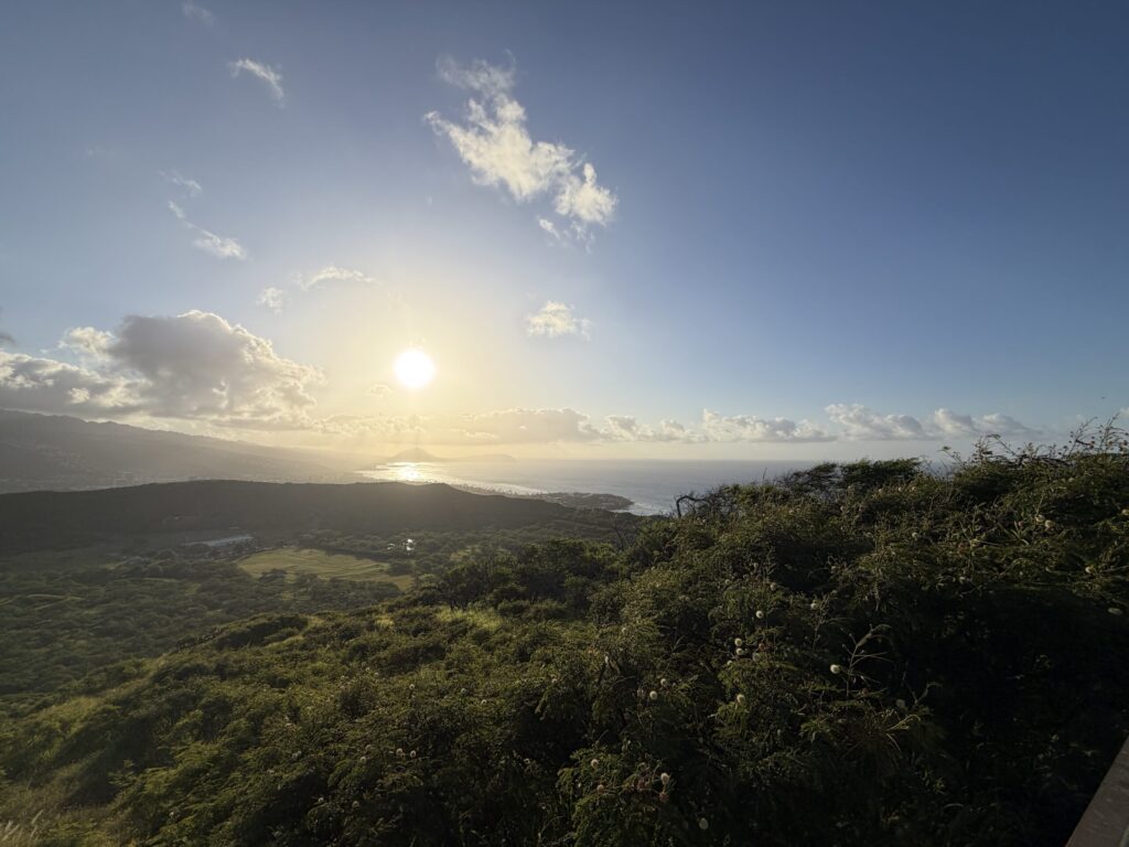 ダイヤモンドヘッド登山中の景色です。