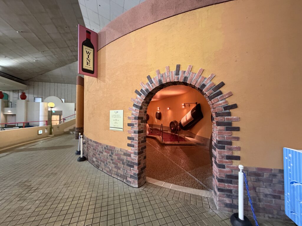 ユネッサンのワイン風呂の写真です。