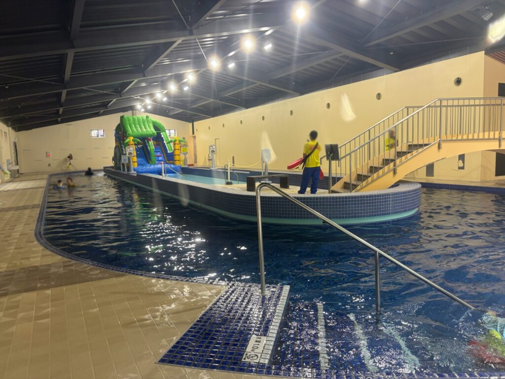 ユネッサンの流れるプールです。