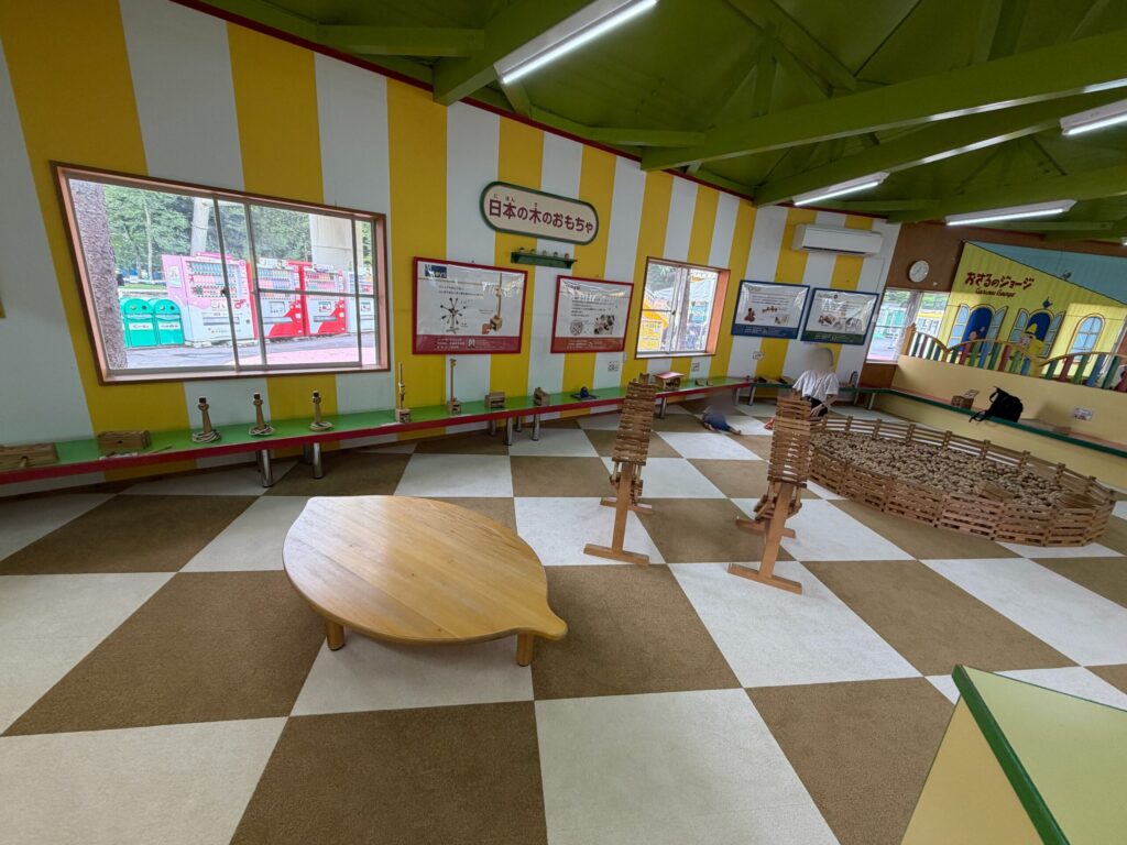 軽井沢おもちゃ王国の木のおもちゃ館です。