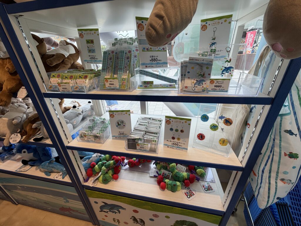 しながわ水族館のエリックカール限定グッズの写真です。