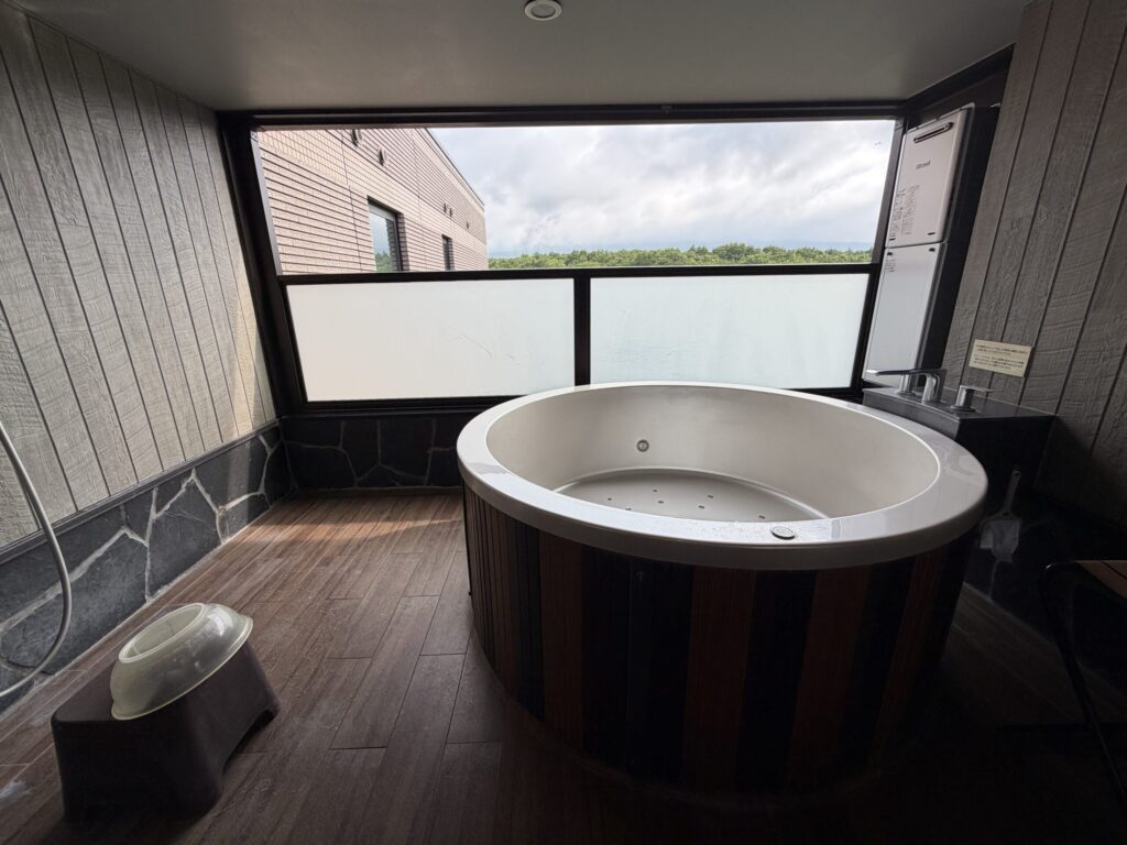 軽井沢1130の露天風呂の写真です。