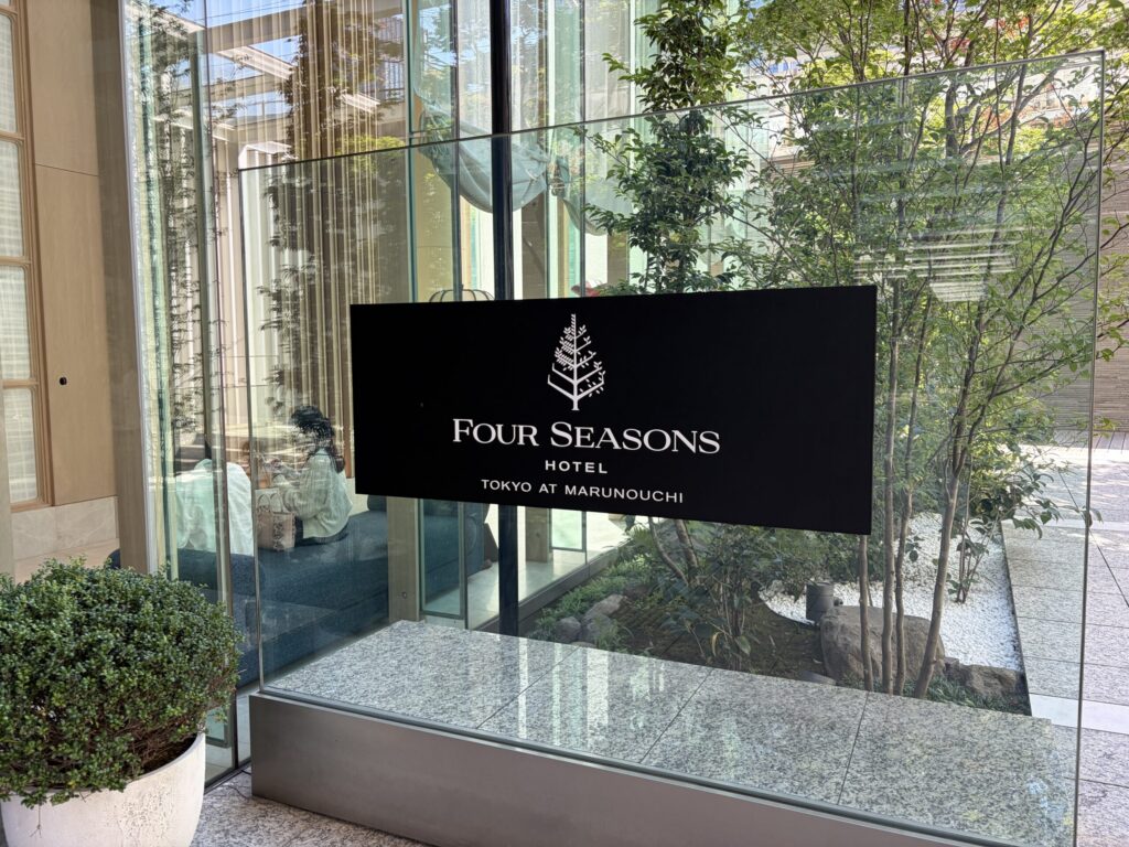 フォーシーズンズホテルの外観です。