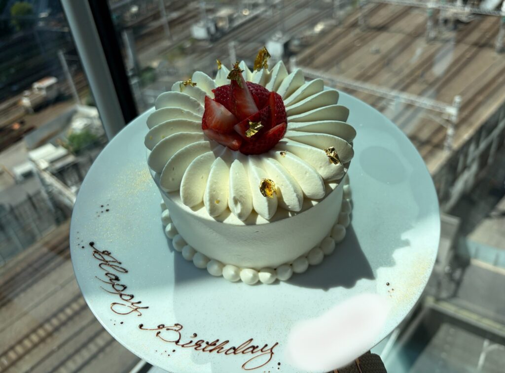 メゾン丸の内のホールケーキです。