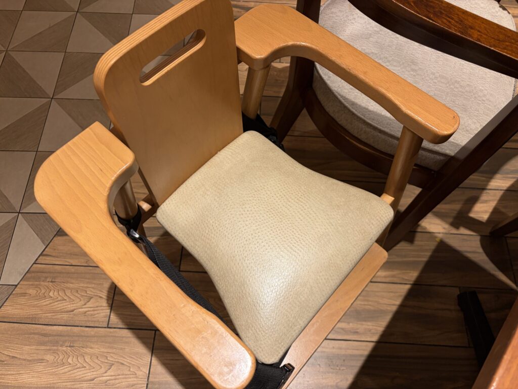 シェラトンのガレリアカフェのキッズチェアです。