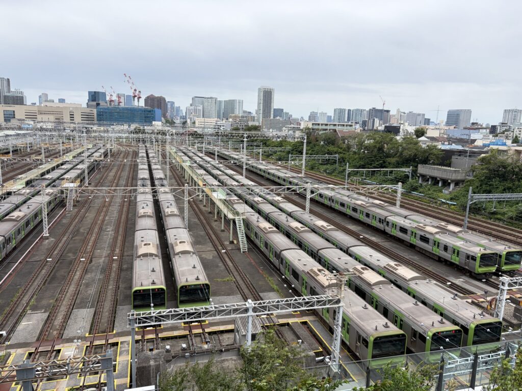大井町トラックスから見た山手線の車庫です。