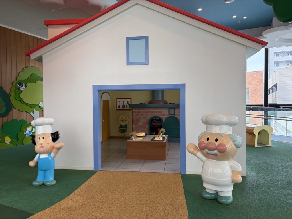 仙台アンパンマンミュージアムのパンこうじょうのおかです。