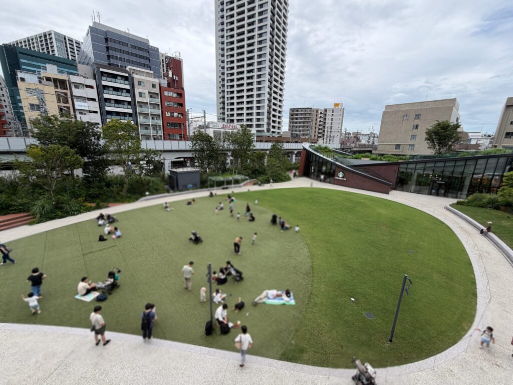 大井町トラックスの芝生広場です。